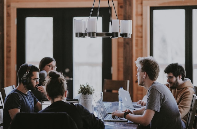 Grupo de personas trabajando juntos